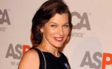 Мила Йовович обращается с новорожденной дочуркой, как с собакой (ФОТО)