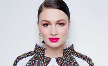 Анастасия Приходько в вышиванке украсила обложку американского журнала