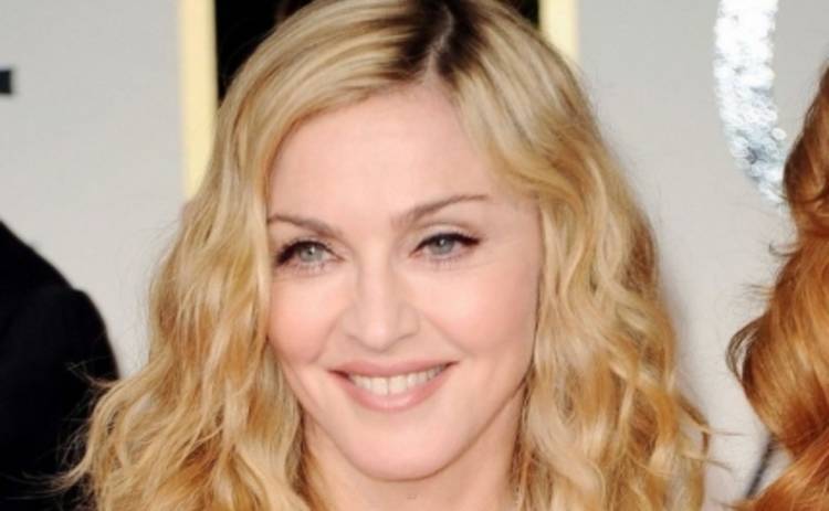 Мадонна поцеловала рэпера и наехала на поклонников