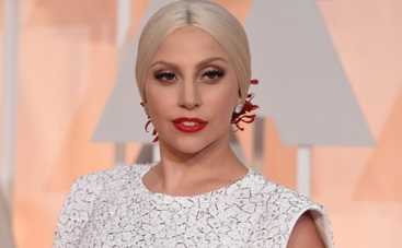 Леди Гага пригрела собаку на груди (ФОТО)