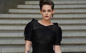 Кристен Стюарт отжимается при полном параде