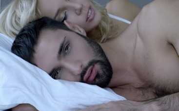 Виталий Козловский завел курортный роман с эффектной блондинкой (ВИДЕО)