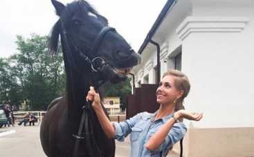 Кристина Асмус оседлала коня (ФОТО)