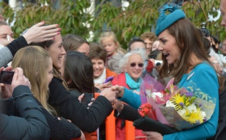 Кейт Миддлтон раздала детям цветы, присланные для принцессы