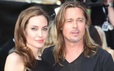 Анджелина Джоли и Брэд Питт кормят детей придорожным фастфудом