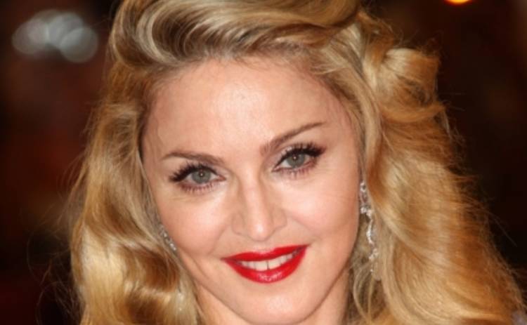 Мадонна по примеру дочери вставила в нос серьгу (ФОТО)