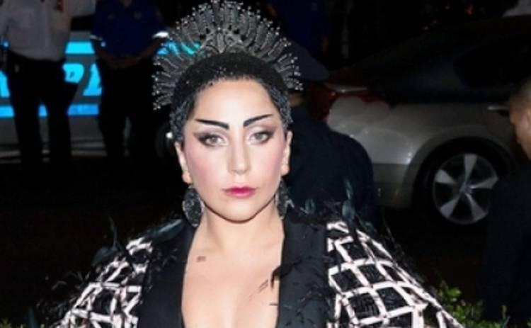 Леди Гага опять играет с имиджем (ФОТО)