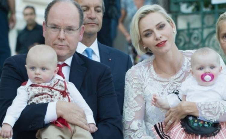 Королевская пара Монако впервые вышла в свет с детьми (ФОТО)