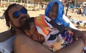 Филипп Киркоров вывел детей на болгарский пляж (ФОТО)