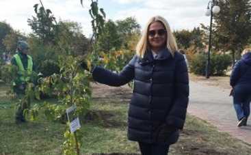 Наталия Бучинская посадила дерево на аллее Патріотів памяти Скрябина