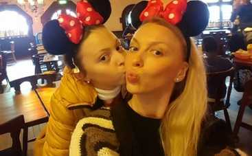 Оля Полякова загуляла с дочкой в Диснейленде (ФОТО)