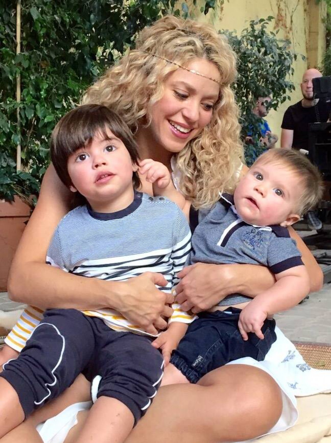Шакира с двумя сыновьями: Миланом и Сашей (справа)