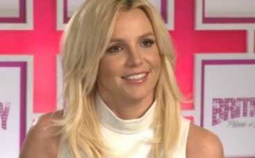 Бритни Спирс разделась на концерте (ВИДЕО)