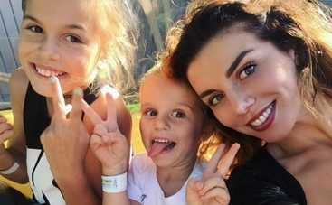 Анна Седокова учит дочек искусству соблазнения (ФОТО)