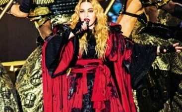 Теракт в Париже: Мадонна не сдержала слез на концерте