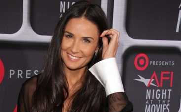 Деми Мур делает собаке иглоукалывание