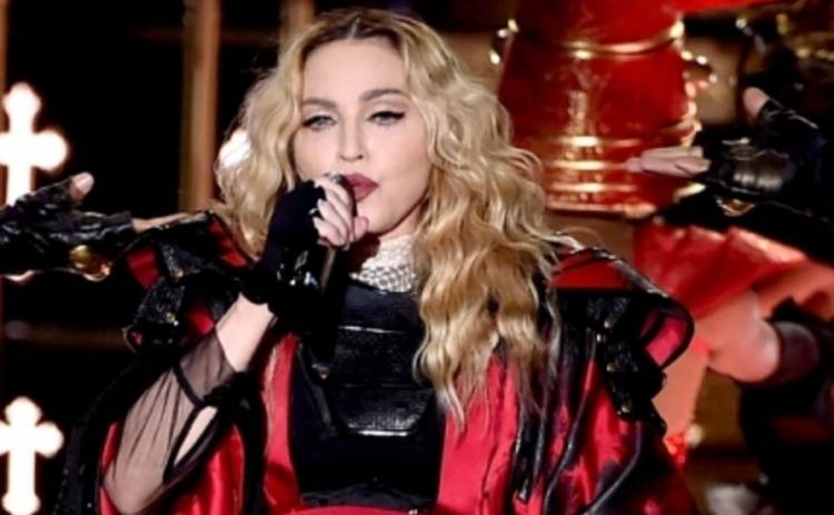 Мадонна стала в интересную позу на концерте в Лондоне (ВИДЕО)