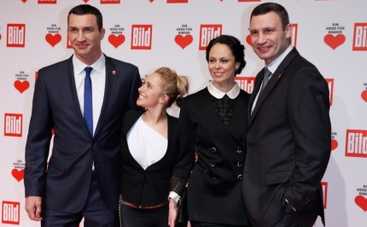 Братья Кличко с женами призвали к благотворительности