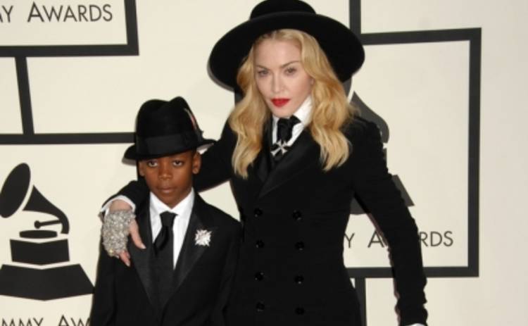 Мадонна с сыном почтила память погибших в Париже (ВИДЕО)