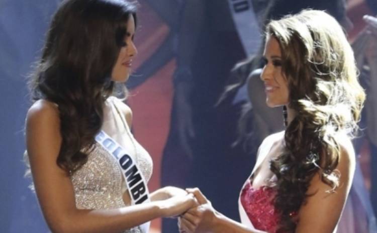 Мисс Вселенная 2015: ведущий одел корону не той участнице (ВИДЕО)