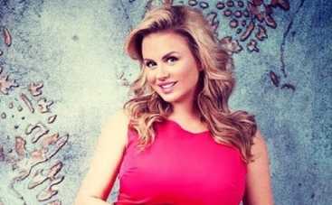 Анна Семенович наряжала елку в золотистом платье (ФОТО)