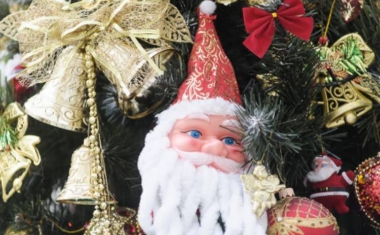 Куда сходить в Киеве: елочные игрушки из бумаги, дерева и ваты на исторической елке (ФОТО)