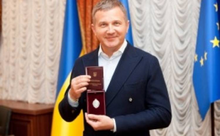 Юрий Горбунов получил удостоверение заслуженного артиста Украины