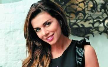 Анна Седокова познакомила ананас со своей грудью (ФОТО)