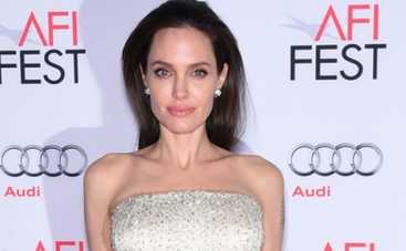 Анджелина Джоли набила на спину мантры (ФОТО)