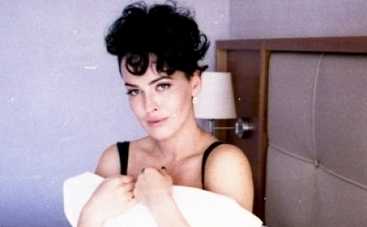 Даша Астафьева перед ванной сделала очередной развратный фотосет