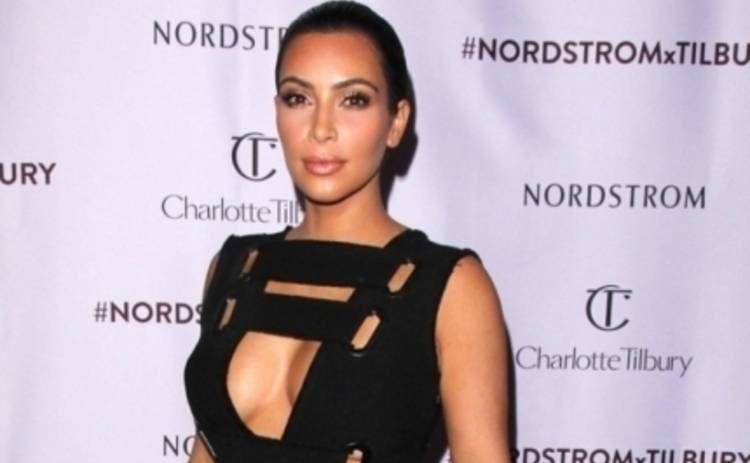 Ким Кардашьян показала грудь, обклеенную скотчем (ФОТО)