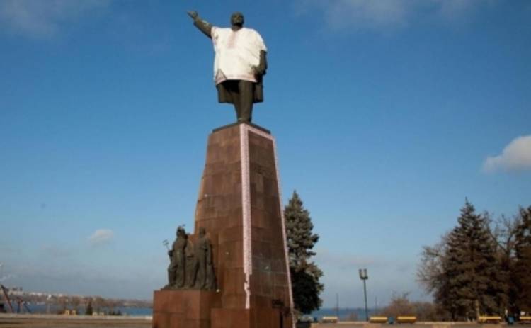 Как в Запорожье сносят памятник Ленину. День второй