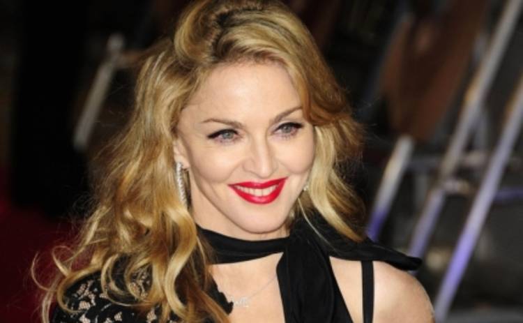 Мадонна на концерте оголила грудь несовершеннолетней фанатки (ВИДЕО)