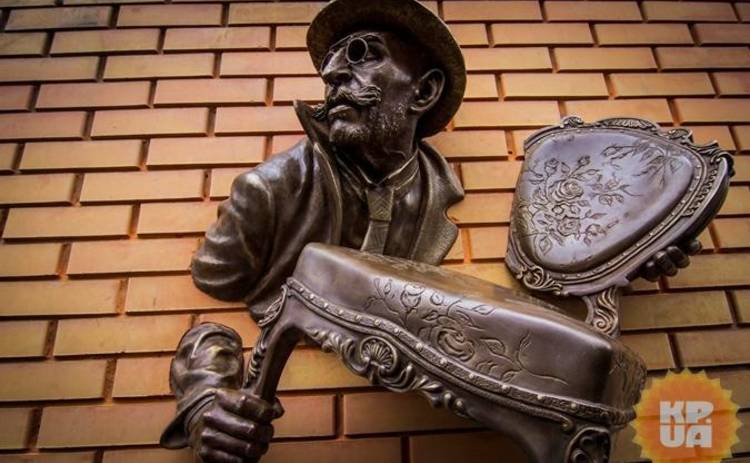 В Харькове открыли скульптуру героя 12-ти стульев