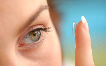 Как правильно надевать контактные линзы