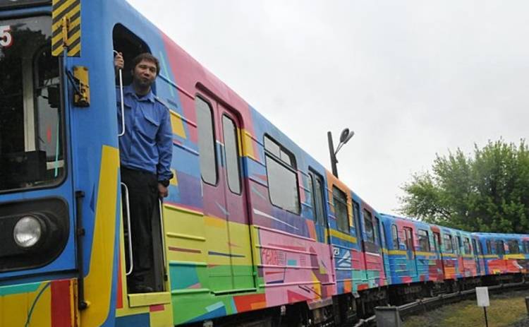 В Киеве испанский художник разрисовал поезд метро