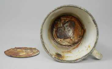 В Освенциме нашли золото, спрятанное в кружке с двойным дном (фото)