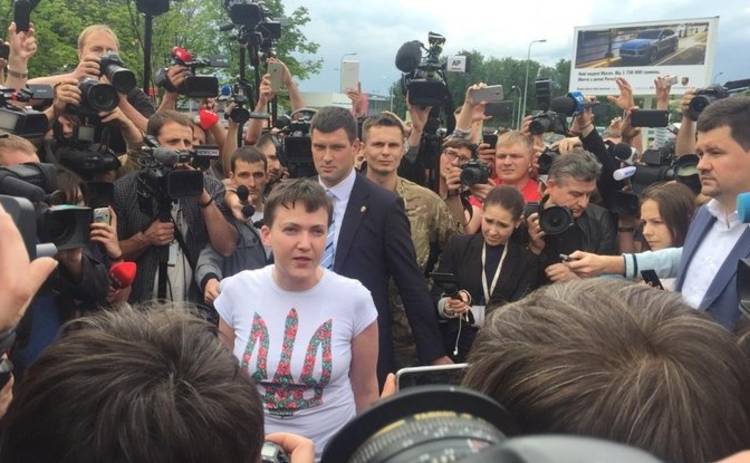 «Благодарю всех, кто желал мне зла», - Надежда Савченко вернулась в Украину (фото)
