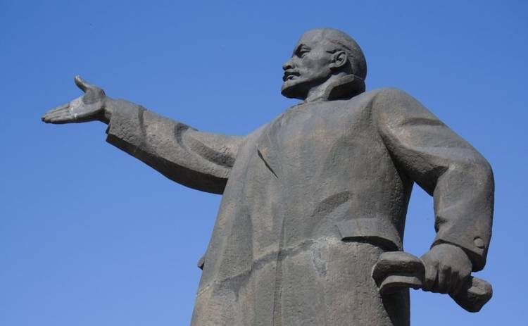 В центре Москвы «ветер» свалил памятник Ленину (видео)