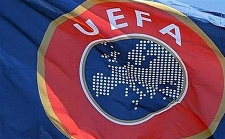 УЕФА наказала сборную России за буйных фанатов