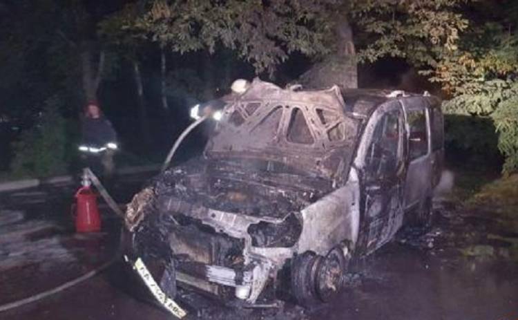 Ночью на киевской парковке сгорели сразу четыре машины (фото)