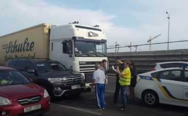 Экс-мэр Киева попал под грузовик (фото)