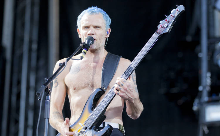 Гитарист Red Hot Chili Peppers научился играть на украинской бандуре (фото, видео)