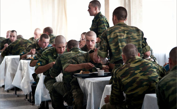 В Николаеве солдат кормят кашей с червями и тараканами (фото)