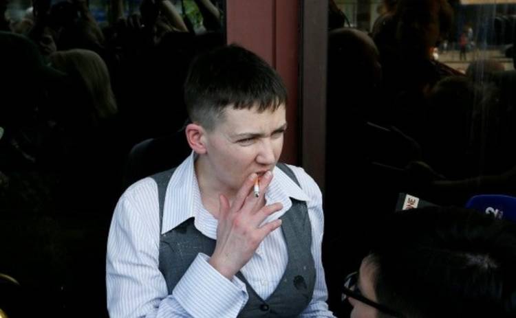 Савченко о голодовке: курю, пью, занимаюсь политикой