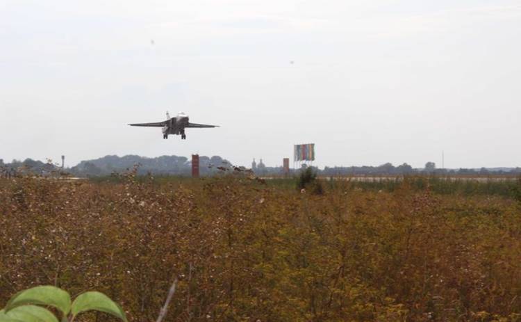 Боевые самолеты совершили посадку на трассе Киев-Чоп (фото)