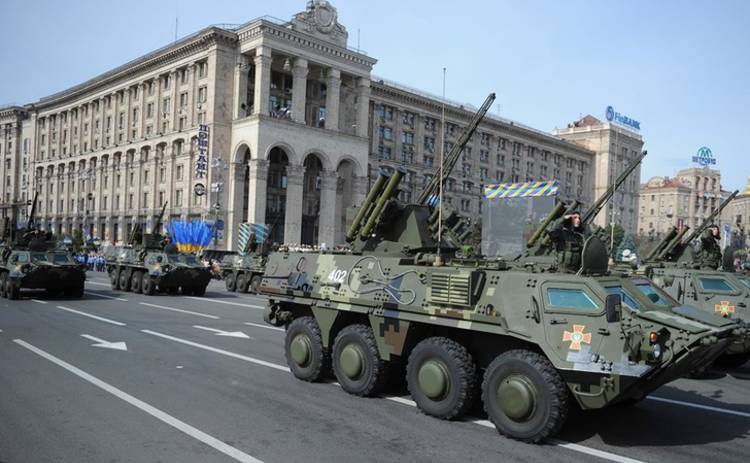 По Киеву активно передвигается военная техника (видео)