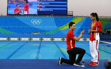 Олимпиада-2016: Китаец сделал предложение своей избраннице в бассейне (видео)
