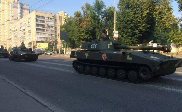 Военная техника испортила киевские дороги (фото)