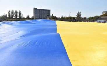 Самый большой в мире флаг Украины развернули в Херсоне (видео)